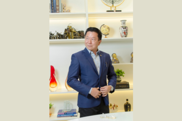 Milton Seigi Hayashi explica os sinais clínicos e estéticos que indicam o momento certo para trocar sua prótese de mama.