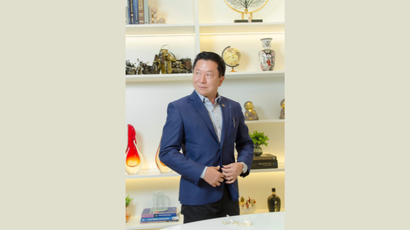 Milton Seigi Hayashi explica os sinais clínicos e estéticos que indicam o momento certo para trocar sua prótese de mama.