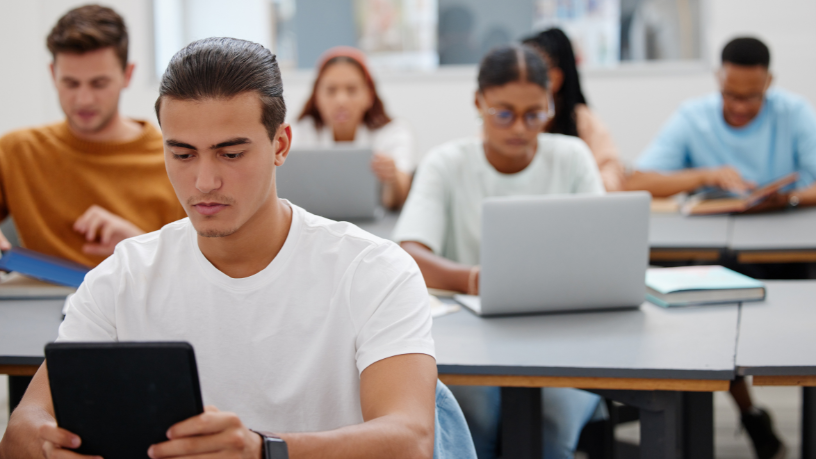 Na perspectiva de Sérgio Bento De Araújo, as competências do futuro exigem um aluno mais protagonista, colaborativo e preparado para um mundo em constante transformação.