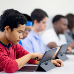 Sérgio Bento De Araújo enfatiza que o estudante da era digital precisa desenvolver autonomia, pensamento crítico e capacidade de aprender continuamente.