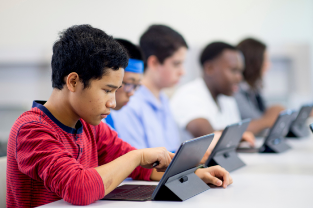 Sérgio Bento De Araújo enfatiza que o estudante da era digital precisa desenvolver autonomia, pensamento crítico e capacidade de aprender continuamente.