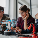 Gustavo Morceli analisa como projetos de robótica educacional deixam de ser iniciativas isoladas e passam a integrar a estratégia institucional de ensino.