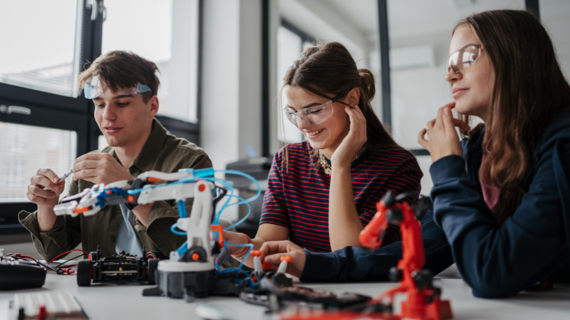 Gustavo Morceli analisa como projetos de robótica educacional deixam de ser iniciativas isoladas e passam a integrar a estratégia institucional de ensino.