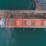 Vista aérea de um navio cargueiro atracado no porto de São Francisco do Sul