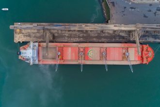 Vista aérea de um navio cargueiro atracado no porto de São Francisco do Sul