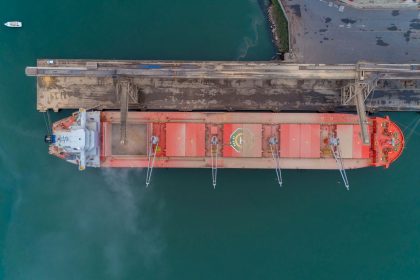 Vista aérea de um navio cargueiro atracado no porto de São Francisco do Sul