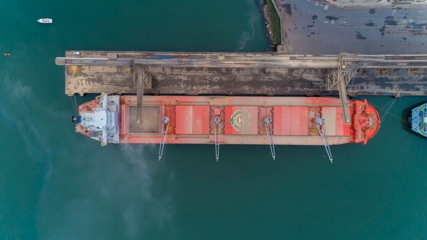 Vista aérea de um navio cargueiro atracado no porto de São Francisco do Sul