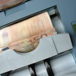 Cédulas de 50 euros sendo processadas em uma máquina contadora de dinheiro.